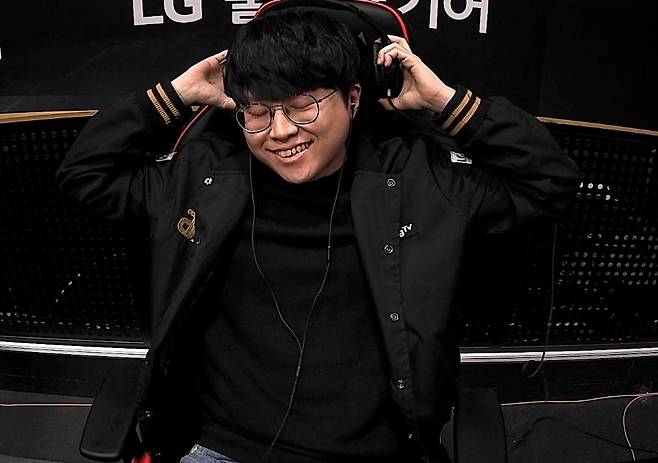 이영호를 꺾은 뒤 행복한 표정을 짓고 있는 김명운(사진=아프리카TV 생중계 화면 캡처).