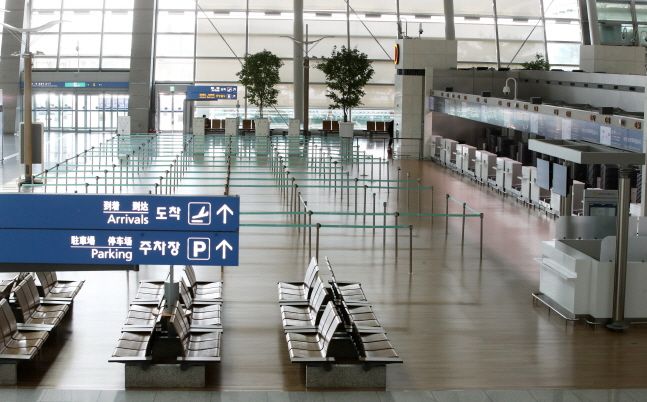 신종 코로나바이러스 사태가 장기화되고 있는 9일 인천국제공항 제1터미널 출국장 체크인 카운터가 한산한 모습을 보이고 있다.ⓒ뉴시스