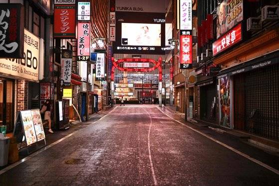 신종 코로나바이러스 감염증(코로나19)의 급속한 확산에 따라 일본 정부가 긴급사태를 선언한 가운데 지난 11일 밤 도쿄의 유흥업소 밀집 지역인 신주쿠 가부키초 거리도 한산해졌다. [AFP=연합뉴스]