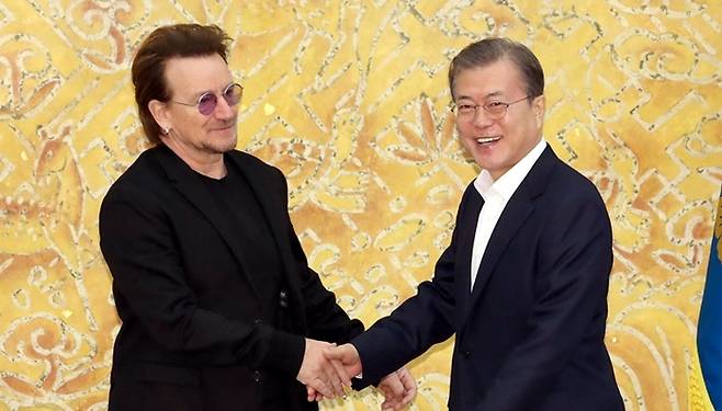 문재인 대통령은 지난해 12월 청와대에서 국내 첫 내한공연에 나선 세계적인 록밴드 'U2'를 초청해 면담을 가졌다. 사진=연합뉴스