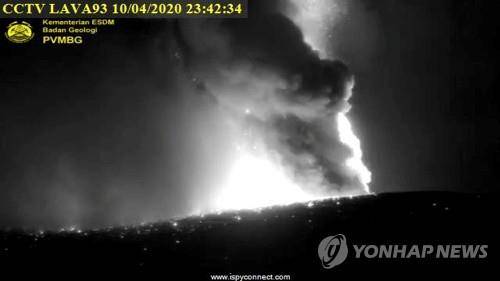 10일 밤 분화한 순다해협의 아낙 크라카타우 화산 [로이터=연합뉴스]