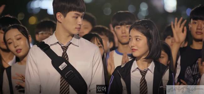 인기 웹드라마 ‘에이틴’의 한 장면.