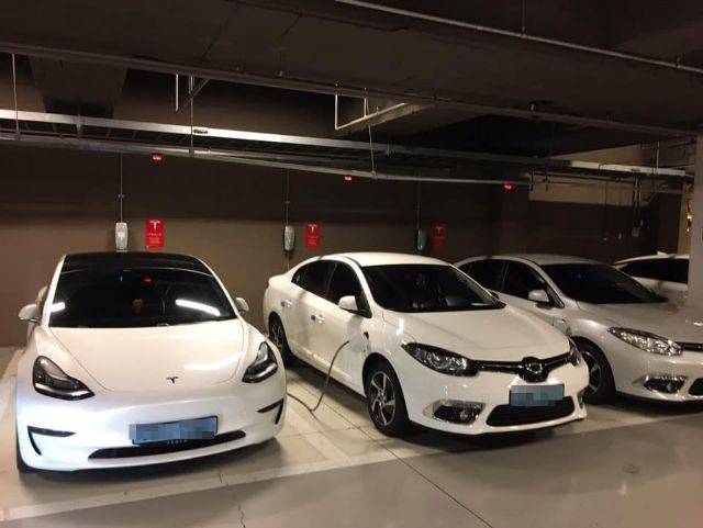 부산 기장 아난티코브에 설치된 테슬라 완속 충전기(데스티네이션 차저) 충전을 시도하고 있는 르노삼성차 SM3 Z.E. 전기차 (사진=독자 P씨 제공)