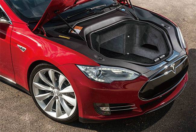 전기차인 테슬라 모델S는 보닛 아래 수납 공간이 있다. 전기차인데 전기모터를 뒤쪽에 얹었기 때문이다. 사진 테슬라