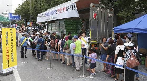 지난 2017년 9월 3일 서울 광화문광장에서 대한양계협회와 계란자조금관리위원회가 주최한 ‘계란 10만 개 나눠주기’ 행사에서 무료로 계란을 나눠주고 있다.  이 행사는 살충제 계란 논란으로 소비가 위축된 계란 소비를 늘리기 위해 마련됐다. 임현동 기자