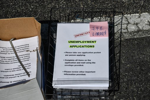 4월 8일(현지시간) 미국 플로리다주 하이얼리어의 존 F.케네디 도서관 바깥에 신규 실업수당 신청 문서가 놓여져 있다./사진=AFP