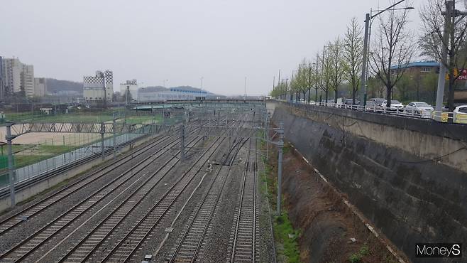 향동지구 인근의 경의·중앙선 철도. /사진=김창성 기자