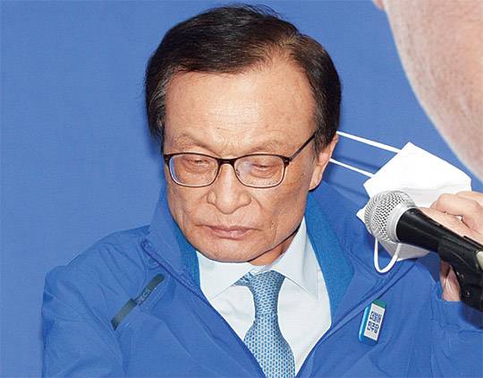 이해찬 더불어민주당 대표가 13일 오전 21대 국회의원 총선거 서울 용산에 출마한 강태웅 후보 사무실에서 열린 선거대책위원회의에서 모두발언을 하기 위해 마스크를 벗고 있다.  김선규 기자