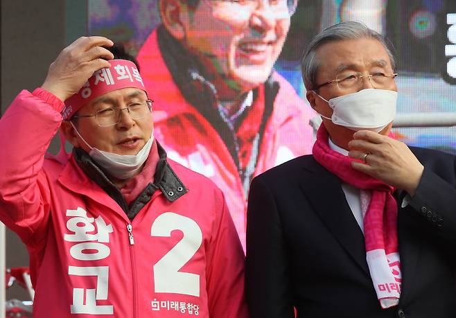 미래통합당 황교안(왼쪽), 김종인 총괄선대위원장이 12일 서울 종로구 무악동에서 열린 거리유세에서 논의하고 있다. [연합]