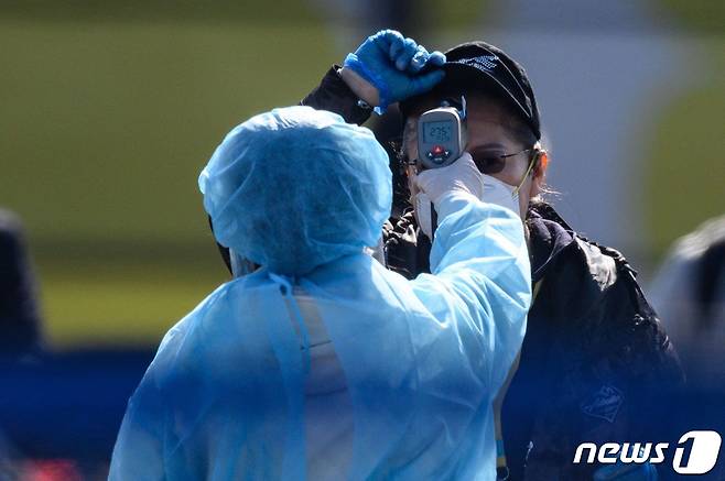 医療用防護服身なりの日本防疫当局職員が去る 2月21日横浜港で国際クルーズ船 