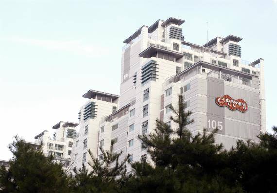 강남구 역삼동에 있는 '역삼e편한세상' 전경. 최근 이 아파트에 점유개정 조건을 내건 매물이 나왔지만 거래가 성사되지 않았다. 매수자 우위 시장이 형성된 데다 대출규제, 코로나19가 겹쳐 수요자들이 매수에 섣불리 나서지 않는 탓이다.