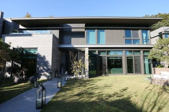 2010년 30억~80억원에 분양한 고급 단독주택 단지인 판교 산운아펠바움.