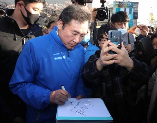 이낙연 더불어민주당 서울 종로 후보가 지난 13일 서울 광진구 건대입구역 사거리에서 고민정 광진을 후보 지원유세를 마치고 시민들에게 사인을 해주고 있다. /사진=홍봉진 머니투데이 기자