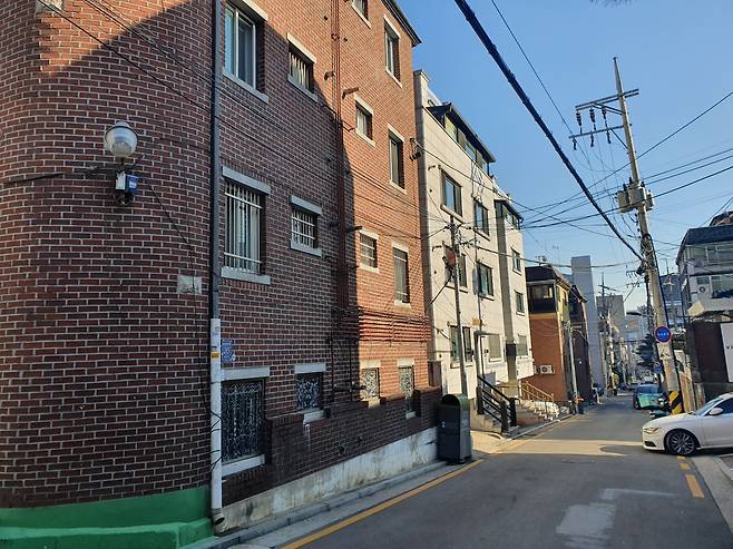 서울 주요 지역에서 시세보다 수억원 내린 급매물이 속출해 아파트값 하락을 주도하는 가운데 서울·경기 지역 빌라(다세대·연립) 및 단독주택의 거래는 여전히 활기를 띠고 있다. 사진은 서울 강남구 역삼동 빌라 밀집지역의 모습 [헤럴드경제DB]