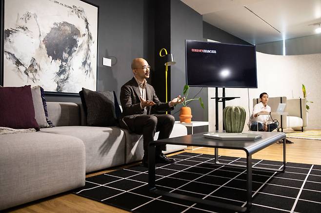 뮤지엄 마찬의 전망을 얘기하는 애론 시토의 눈이 반짝인다