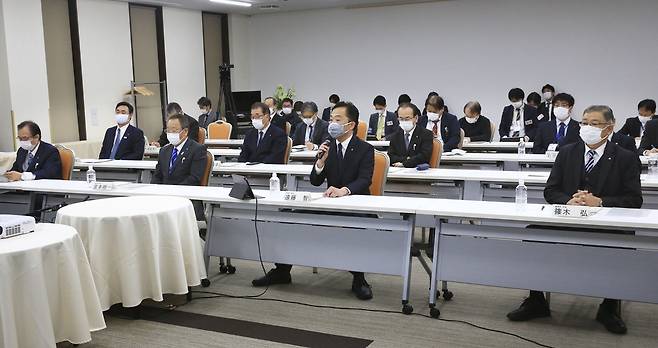 (후쿠시마 교도=연합뉴스) 일본 경제산업성이 13일 후쿠시마에서 2번째로 개최한 후쿠시마 제1원전 방사능 오염수 처분 방식 관련 지역 의견 청취 행사 모습. 이 행사에는 후쿠시마 원전 주변의 마을 대표들이 참여해 도쿄에 있는 경산성 관계자들과 회상 연결 방식으로 의견을 교환했다.