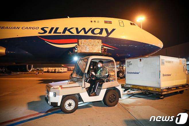 15일 새벽 인천공항 화물터미널에서 신종 코로나바이러스 감염증(코로나19) 한국형 진단키트를 미국에 수출하기 위해 관계자들이 진단키트 화물을 적재하고 있다. (외교부 제공) 2020.4.15/뉴스1 © News1 송원영 기자