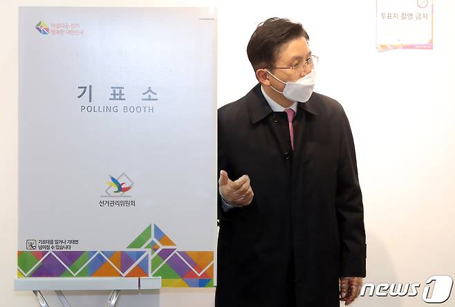 제21대 국회의원 선거에 출마하는 황교안 미래통합당 종로구 후보가 선거일인 15일 서울 종로구 혜화동 제3투표소에서 기표에 앞서 나와 선관위 관계자에게 가림막이 미설치를 얘기하고 있다. 2020.04.15 /뉴스1 © News1 김명섭 기자