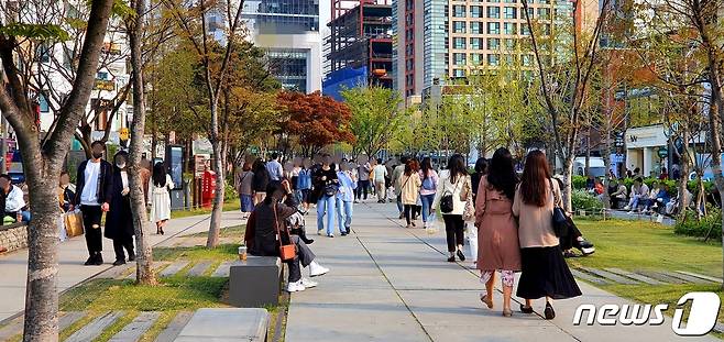 제21대 국회의원선거 투표 당일인 15일, 신종 코로나바이러스 감염증(코로나19) 확산 방지를 위해 투표소 내에는 '사회적 거리두기' 1m 간격 유지에 무증상 자가격리자 투표시간 조정 등 갖은 노력을 했으나 서울 마포구 연남동 경의선 숲길공원(연남동 철길공원)에는 20~30대 젊은 층 유권자들의 봄나들이가 이어지고 있다. 2020.4.15/뉴스1 © News1 황덕현 기자