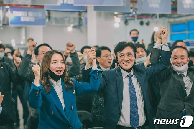 신영대 더불어민주당 전북 군산 국회의원 후보가 15일 선거사무실에서 당선이 확실시되자 당원 등 지지자들의 축하를 받으며 기쁨을 만끽하고 있다.© 뉴스1