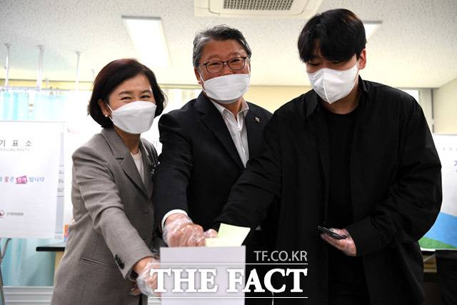 4.15총선 대구 달서구병에 출마한 우리공화당 조원진 후보(가운데)가 부인 성희숙 씨, 아들과 함께 15일 오후 대구 달서구 성당중학교 투표소에서 투표를 하고 있다. /대구=임세준 기자