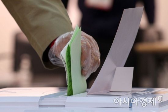 제21대 국회의원선거일인 15일 서울 종로구 혜화아트센터에 마련된 투표소에서 유권자들이 투표하고 있다./강진형 기자aymsdream@