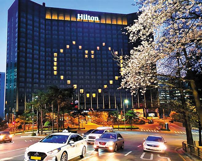 힐튼은 빈 객실로 하트 점등식 - 지난 9일 서울 중구에 있는 ‘밀레니엄 힐튼 서울’이 코로나 사태로 텅 빈 객실에 불을 켜 하트 모양을 만들었다. 이 호텔은 오는 19일까지 이 이벤트를 진행할 예정이다. /밀레니엄 힐튼 서울