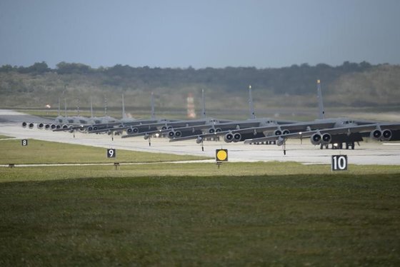 지난 13일(현지시간) 괌 앤더슨 공군 기지에서의 코끼리 걷기 훈련. 항공기들이 이륙을 하기 위해 활주로에서 대기하고 있다. [사진 미 태평양공군]