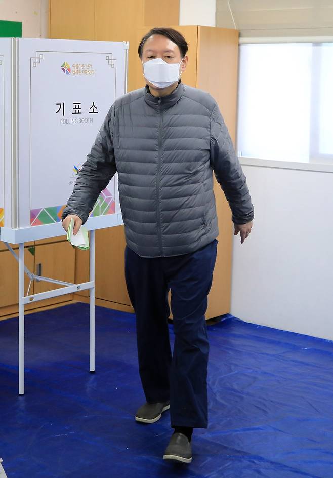 윤석열 검찰총장이 제21대 국회의원선거일인 15일 오전 서울 서초구 원명초등학교에 마련된 투표소에서 투표를 하고 투표용지를 가지고 투표함쪽으로 걸어나오고 있다. 뉴스1