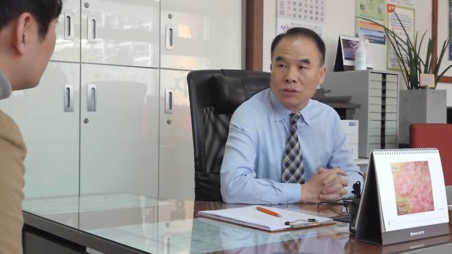 정병준 명지부동산 대표가 14일 오전 서울 강남구 대치동 명지부동산에서 머니투데이 건설부동산 전문 유튜브채널 '부릿지'와 인터뷰 하고 있다. /사진=부릿지 캡쳐