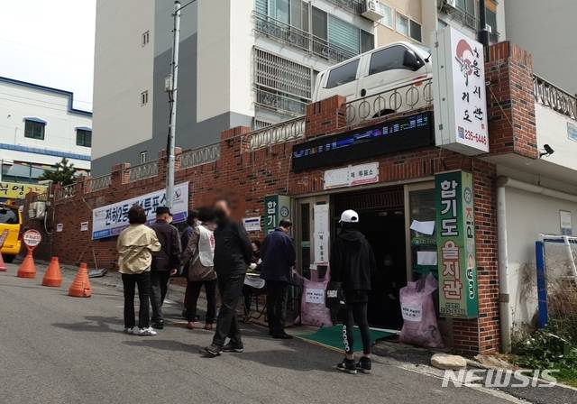 [울산=뉴시스] 박수지 기자 = 15일 오전 울산시 동구 전하2동 합기도을지관에 마련된 투표소에서 주민들이 투표를 하기 위해 줄을 서고 있다. 2020.04.15.   parksj@newsis.com