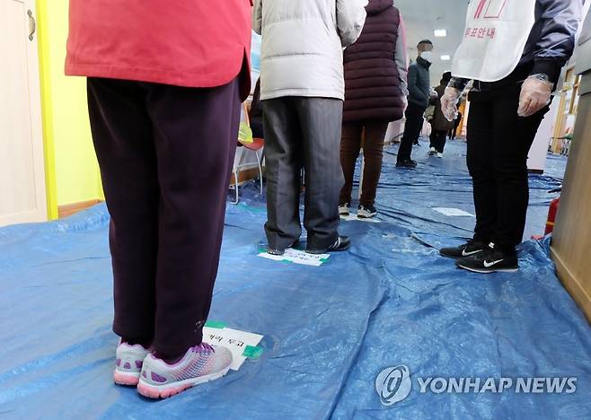 '1m 이상 거리 두고 줄을 서주세요' (울산=연합뉴스) 김근주 기자 = 제21대 국회의원 선거일인 15일 오전 울산시 중구 약사중학교에 마련된 투표소에서 유권자들이 거리를 둔 채 줄을 서 있다. 2020.4.15 canto@yna.co.kr