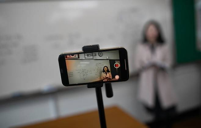 9일 오전 마포구 서울여자고등학교 3학년 교실에서 담당교사가 쌍방향 온라인으로 출석확인 뒤 수업을 진행하고 있다. (사진=뉴시스)
