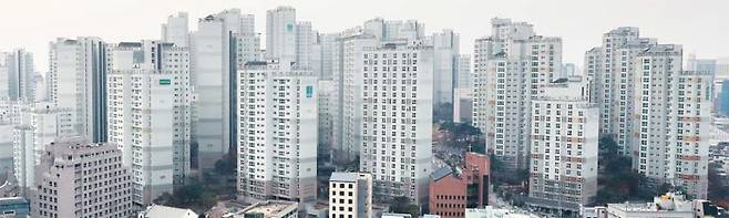 서울 마포구 아파트 밀집 지역의 모습. 코로나 바이러스 감염증 확산 여파로 서울 강남에 이어 마포·용산·성동(마용성) 등 강북에서도 아파트값이 떨어지고 있다. /김연정 객원기자