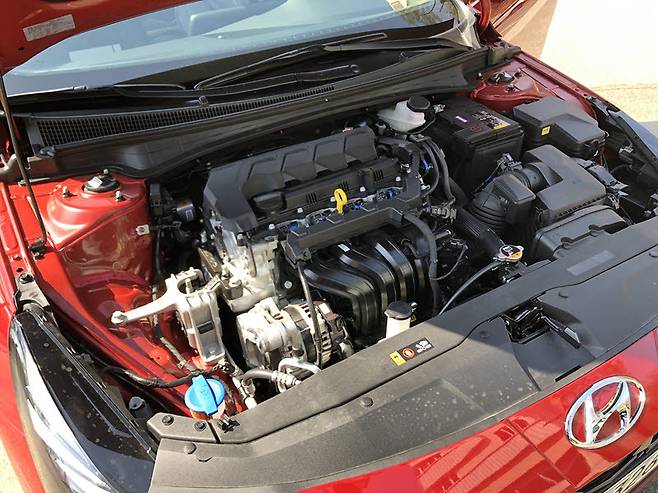 7세대 아반떼 엔진룸. / 정치연 기자