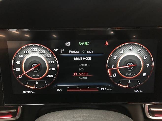 7세대 아반떼 계기판. 스포츠 모드로 설정한 모습. / 정치연 기자