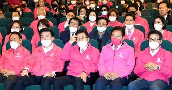 미래통합당 황교안 대표, 미래한국당 원유철 대표 등이 제21대 총선일인 15일 국회 도서관 강당에서 개표방송을 시청하던 중 방송사 출구조사 결과에 굳은 표정을 짓고 있다. 오종택 기자