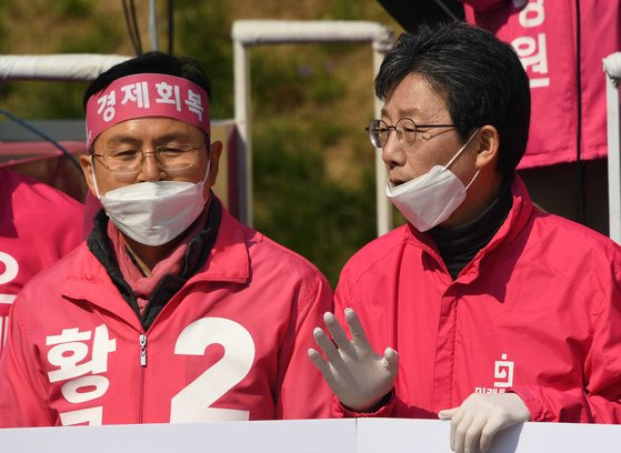 제21대 국회의원 선거에 출마하는 미래통합당 황교안 종로구 후보(왼쪽)와 유승민 의원이 12일 서울 종로구 청계광장에서 대국민 호소 합동유세를 하던 중 대화를 하고 있다. 오종택 기자