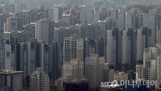  정부의 부동산 규제 대책과 코로나19로 인한 경기 침체 우려가 겹치면서 강남권 아파트값이 하락세를 보이고 있다.서울 아파트값은 강남4구인 송파(-0.17%) 강남(-0.12%) 강동(-0.06%) 서초(-0.04%)를 비롯해 용산(-0.01%) 등 고가 아파트가 많은 지역 위주로 떨어졌다.사진은 31일 강남구 아파트 단지 모습. / 사진=김창현 기자 chmt@