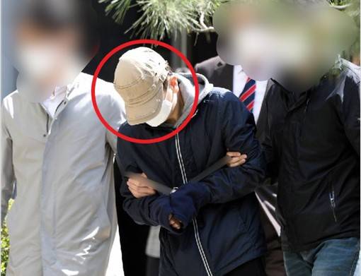 텔레그램 대화방 '박사방'에서 조주빈의 미성년 성 착취에 가담한 혐의를 받는 '부따' 강모씨가 9일 서울 서초구 서울중앙지방법원에서 열린 구속 전 피의자심문(구속영장 실질심사)를 마친 후 법정을 나서고 있다.10대인 강씨는 조주빈의 다른 공범들과 함께 박사방 참여자를 모집·관리하는 역할을 하고 암호화폐로 모금한 범죄수익금을 인출해 조주빈에게 전달한 혐의를 받고 있다./사진=뉴스1