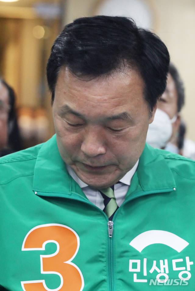 대[서울=뉴시스]김명원 기자 = 손학규 민생당 상임선대위원장이 15일 서울 여의도 민생당 당사에서 시청한 제21대 국회의원선거 개표방송 출구조사 예측 결과에 침통한 표정을 짓고 있다. 2020.04.15. kmx1105@newsis.com