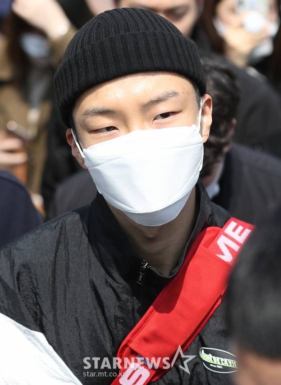 그룹 위너 이승훈이 16일 오후 충남 논산시 육군훈련소로 입소하고 있다. 이승훈은 4주간 기초 군사훈련을 받은 뒤 사회복무요원으로 대체 복무를 한다. / 사진=이동훈 기자 photoguy@
