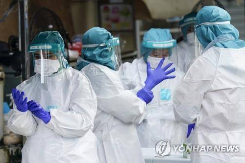 코로나19 감염 여부 검사하는 말레이시아 의료진 [AP=연합뉴스]