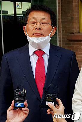 차명진 미래통합당 후보가 15일 오전 경기 부천시 범박동 일신초등학교에 마련된 투표장에 도착해 소감을 말하기전 눈을 감으며 생각하고 있다.(차명진 캠프제공)2020.4.15/뉴스1 © News1 정진욱 기자