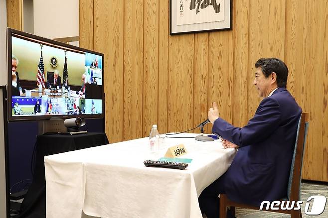 아베 신조 일본 총리(오른쪽)가 16일 오후 관저에서 도널드 트럼프 미국 대통령 등 주요 7개국(G7) 정상들과 화상회의를 하고 있다. © AFP=뉴스1