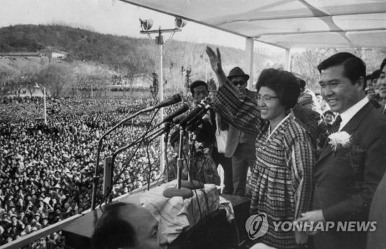 1971년 장충단공원에서 열린 당시 7대 대선 야당 후보였던 김 전 대통령의 선거유세에서 이 여사가 청중에게 인사하고 있다/사진=연합뉴스