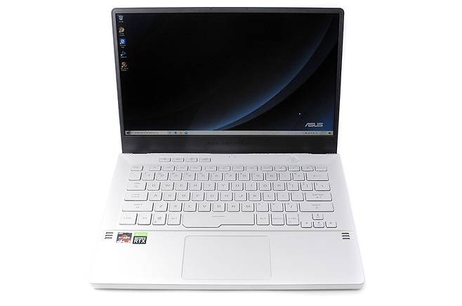 전형적인 에이수스 노트북의 화면, 키보드 배치다.