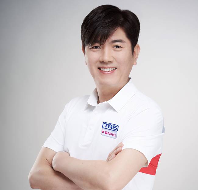 TAS와 후원계약을 체결한 김재근은 훈련 보조금 외 PBA투어 대회별 성적에 따른 성과금을 받는다. 아울러 김재근은 TAS의 큐 및 용품개발을 돕는 자문위원으로도 활동하게 된다. TAS 후원계약식에서 기념촬영하고 있는 김재근. (사진제공=TAS)