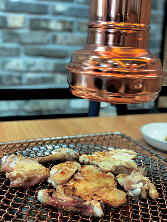 ‘고흥만뜨락’ 닭구이. 육즙이 가득하고 부드러운 남도식 닭구이는 부드럽고 안정감 있는 잔잔한 맛이 난다.