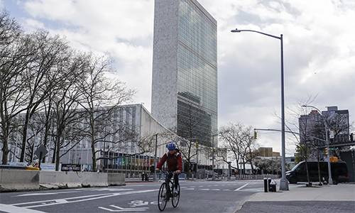 미국 뉴욕 주가 신종 코로나바이러스 감염증(코로나19) 사태에 대응한 '셧다운' 조치를 5월15일(현지시간)까지 연장한다고 밝힌 16일 뉴욕 맨해튼 유엔본부 앞의 텅 빈 도로를 자전거를 탄 사람이 지나가고 있다. 뉴욕=AP연합뉴스